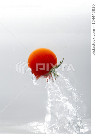 Underwater cherry tomatoes 134443030