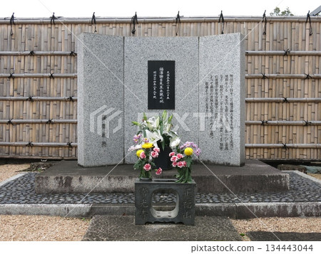The monument marking the final resting place of Yukichi Fukuzawa at Jokoji Temple in Kami-Osaki, Shinagawa Ward 134443044