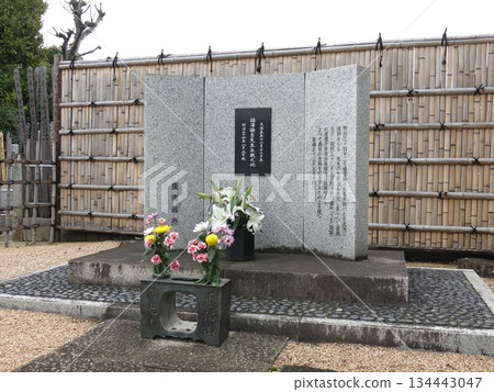The monument marking the final resting place of Yukichi Fukuzawa at Jokoji Temple in Kami-Osaki, Shinagawa Ward The monument marking the final resting place of Yukichi Fukuzawa at Jokoji Temple in Kami-Osaki, Shinagawa Ward 134443047