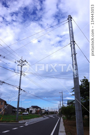 景觀中有兩個電線桿 景觀中有兩個電線桿 134443053
