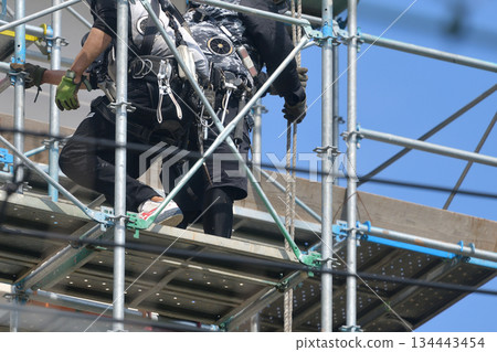 Large-scale condominium repairs Dismantling work of temporary scaffolding Large-scale condominium repairs Dismantling work of temporary scaffolding 134443454