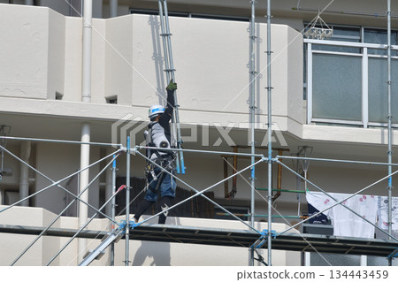 Large-scale condominium repairs Dismantling work of temporary scaffolding 134443459