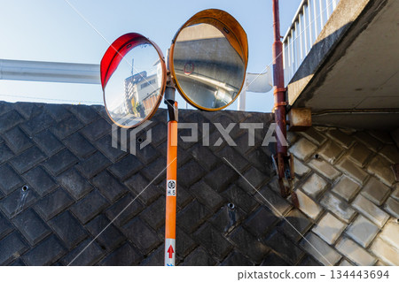 凸面鏡映照著藍天 134443694