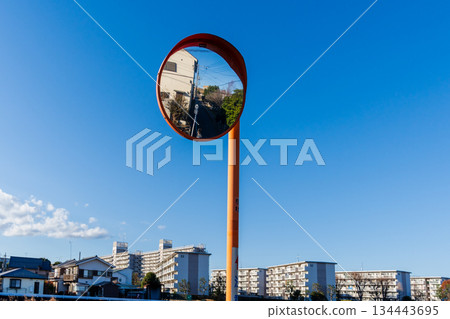 凸面鏡映照著藍天 134443695