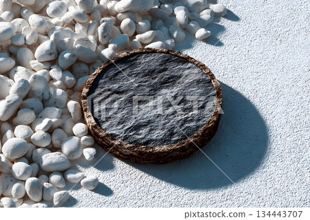 從高空俯瞰，可以看到一個被白色沙子和鵝卵石環繞的圓形石台。 134443707