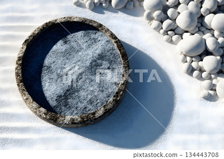 從高空俯瞰，可以看到一個被白色沙子和鵝卵石環繞的圓形石台。 134443708