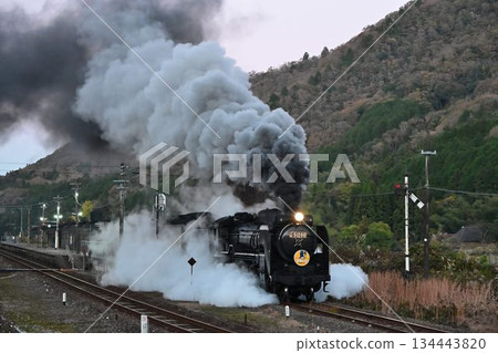 山口號列車在深秋日落後從新目站出發,前往田代峠。 山口號列車在深秋日落後從新目站出發,前往田代峠。 134443820