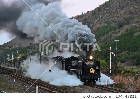 山口號列車在深秋日落後從新目站出發，前往田代峠。 134443821