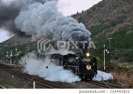 山口號列車在深秋日落後從新目站出發，前往田代峠。 134443822