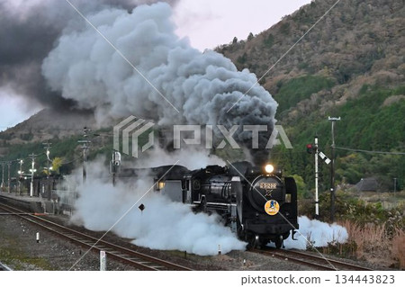 山口號列車在深秋日落後從新目站出發,前往田代峠。 山口號列車在深秋日落後從新目站出發,前往田代峠。 134443823