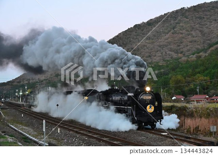 山口號列車在深秋日落後從新目站出發,前往田代峠。 山口號列車在深秋日落後從新目站出發,前往田代峠。 134443824