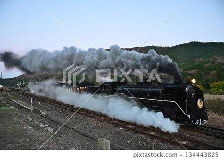 山口號列車在深秋日落後從新目站出發,前往田代峠。 山口號列車在深秋日落後從新目站出發,前往田代峠。 134443825