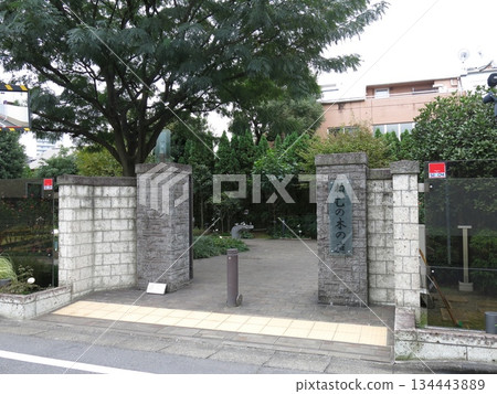 Silk Tree Garden in Shinagawa Ward (Main Gate and Silk Tree) 134443889