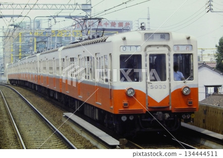 1982年6月20日，東映5000系列5033號列車及其他列車在京急六號道手附近運行，舊塗裝。 134444511