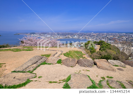 <鳥取縣> 米子城遺址,城丘頂部的基石殘跡,四月 <鳥取縣> 米子城遺址,城丘頂部的基石殘跡,四月 134445254