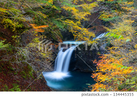 秋葉映照下的龍神瀑布，位於山梨縣山梨市三富川浦市笛吹川上游的西澤谷健行步道上。 134445355