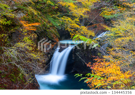 秋葉映照下的龍神瀑布，位於山梨縣山梨市三富川浦市笛吹川上游的西澤谷健行步道上。 134445356