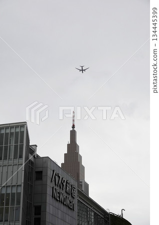 從新宿車站南口眺望東京城市景觀。可以看到噴射客機在樓宇間翱翔。 134445399
