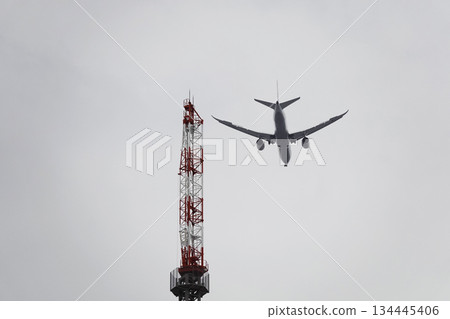 安裝在建築物和客機上的天線 安裝在建築物和客機上的天線 134445406