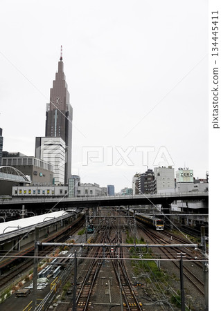 城市景觀:中層建築與鐵路線 城市景觀:中層建築與鐵路線 134445411