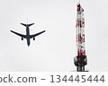 摩天大樓頂部安裝的天線和客機 134445444