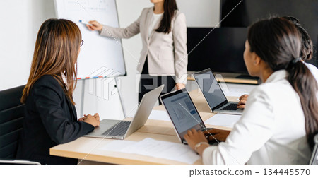 辦公室裡舉行的商務會議圖片 辦公室裡舉行的商務會議圖片 134445570