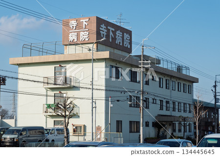 從東南方看去，可以看到這棟老舊醫院的外觀，它竭盡所能保護著當地的醫療服務，以及醫療體系崩潰的風險。 134445645