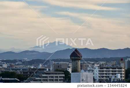 日出時分，東山水塔和禦嶽山的景色盡收眼底。 134445824