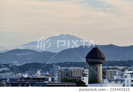 清晨，東山水塔和禦嶽山的景色盡收眼底。 134445825