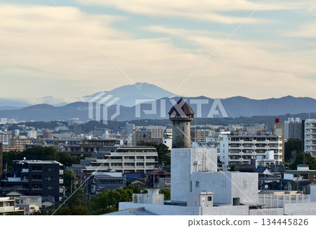 清晨,東山水塔和禦嶽山的景色盡收眼底。 清晨,東山水塔和禦嶽山的景色盡收眼底。 134445826