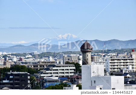 藍天、東山水塔和禦嶽山盡收眼底。 藍天、東山水塔和禦嶽山盡收眼底。 134445827