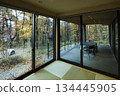 透過窗戶看到的秋日美景。 134445905