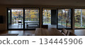 透過窗戶看到的秋日美景。 134445906
