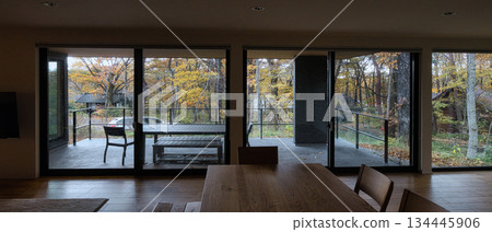 透過窗戶看到的秋日美景。 透過窗戶看到的秋日美景。 134445906