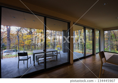透過窗戶看到的秋日美景。 134445907