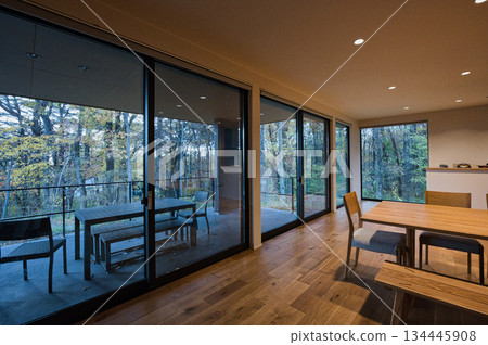 透過窗戶看到的秋日美景。 134445908