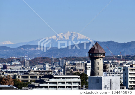 東山水塔和白雪皚皚的御嶽山景色 東山水塔和白雪皚皚的御嶽山景色 134445970