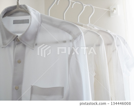 房間裡晾著衣服。 134446008
