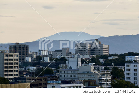 從名古屋市看到的晨曦中的惠那山 從名古屋市看到的晨曦中的惠那山 134447142