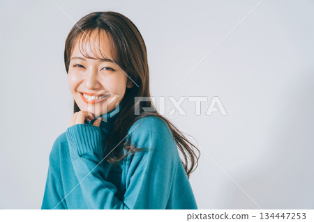 穿藍色針織衫的女人 穿藍色針織衫的女人 134447253