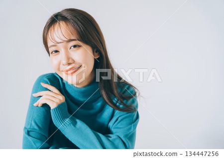 穿藍色針織衫的女人 134447256