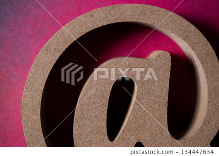 紅色背景上的標誌 134447634