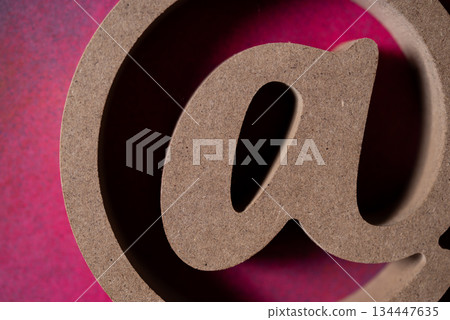 紅色背景上的標誌 134447635