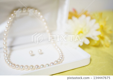 Pearl necklace in a case Pearl necklace in a case 134447675