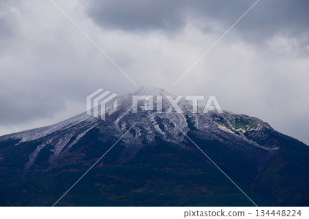 從北海道美瑛的菩樂台眺望美瑛山初雪後的景色 從北海道美瑛的菩樂台眺望美瑛山初雪後的景色 134448224