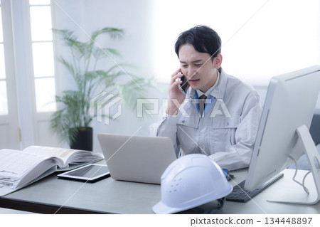 Workers answering the phone at the on-site office; trouble meeting deadlines due to orders and subcontracting 134448897