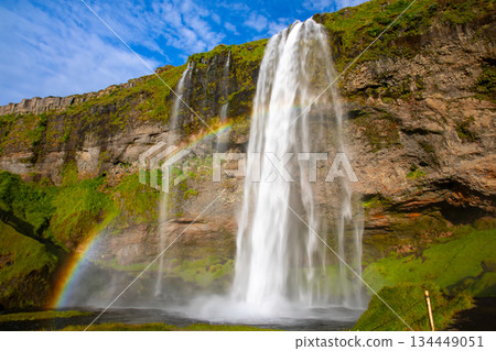 塞里雅蘭瀑布,位於北歐島國冰島,從塞里雅蘭河上傾瀉而下,瀑布旁還有一道彩虹。 塞里雅蘭瀑布,位於北歐島國冰島,從塞里雅蘭河上傾瀉而下,瀑布旁還有一道彩虹。 134449051