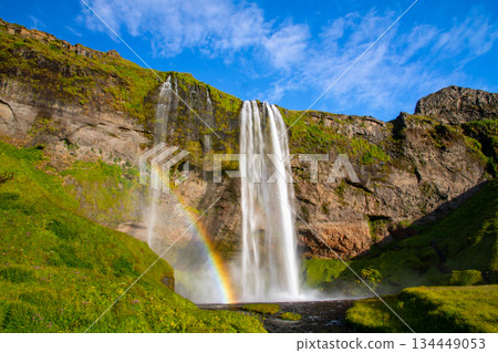 塞里雅蘭瀑布,位於北歐島國冰島,從塞里雅蘭河上傾瀉而下,瀑布旁還有一道彩虹。 塞里雅蘭瀑布,位於北歐島國冰島,從塞里雅蘭河上傾瀉而下,瀑布旁還有一道彩虹。 134449053