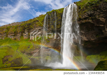 塞里雅蘭瀑布,位於北歐島國冰島,從塞里雅蘭河上傾瀉而下,瀑布旁還有一道彩虹。 塞里雅蘭瀑布,位於北歐島國冰島,從塞里雅蘭河上傾瀉而下,瀑布旁還有一道彩虹。 134449054