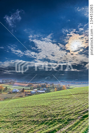 美瑛的緩坡，在雲霧和秋葉的映襯下，呈現迷人的色彩。 134451065